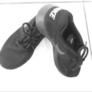 ALL BLACK NIKE SZ 6.5Y